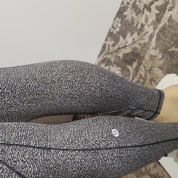 Lululemon Run It Out Tight Power Luxtreme Ripple Jacquard Black White Size 8 - Picture 10 of 15